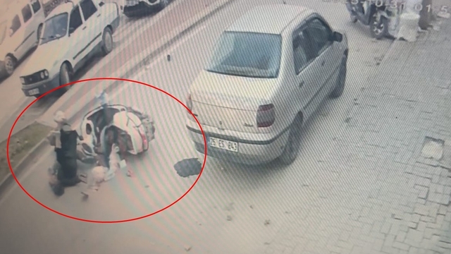 Motosiklet yayaya çarptı; 2 yaralı