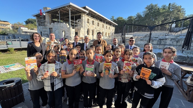 Osmaniye'de öğrenciler tarihi caminin avlusunda kitap okudu