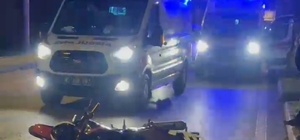 Taksinin motosiklete çarpıştığı kaza kamerada; 2 yaralı