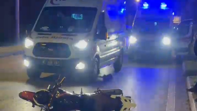 Taksinin motosiklete çarpıştığı kaza kamerada; 2 yaralı