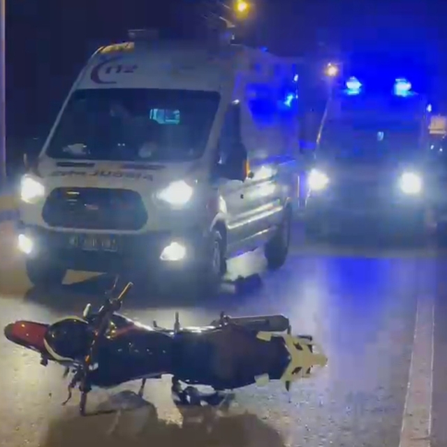 Taksinin motosiklete çarpıştığı kaza kamerada; 2 yaralı