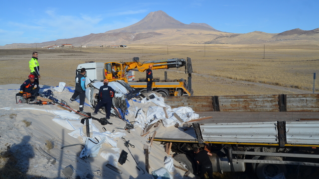 Toprak yığınına çarpan TIR'ın şoförü öldü