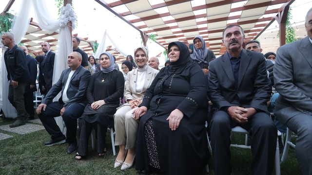Bakan Göktaş, Bursa'da evlilik kredisi desteğinden faydalanan çiftin nikah şahidi oldu