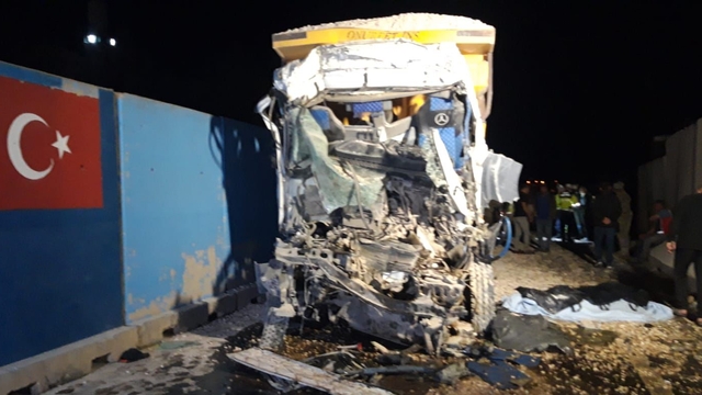 Mardin'de tır ile kamyonun çarpıştığı kazada 1 kişi öldü