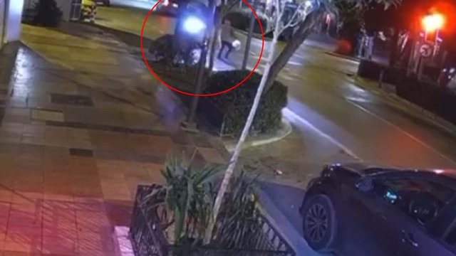 Motosikletin çarptığı yaya hayatını kaybetti; kaza kamerada