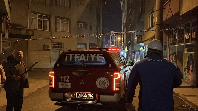 Gebze'de yıkılan binanın yakınındaki 12 bina mühürlendi; 45 aile tahliye edildi (3)