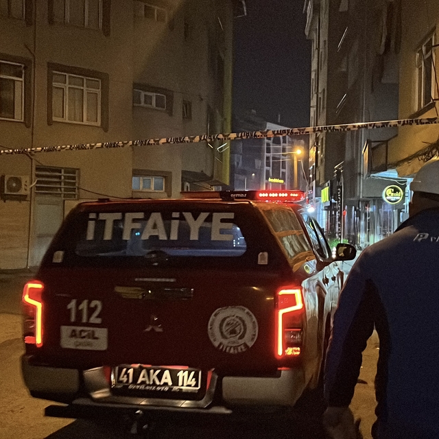 Gebze'de yıkılan binanın yakınındaki 12 bina mühürlendi; 45 aile tahliye ed...