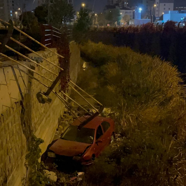 Otomobil kanala düştü, sürücü yara almadı