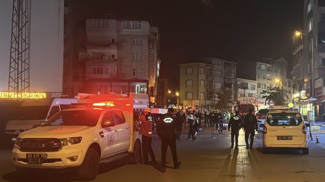 Kocaeli'de çöken apartmanın yakınındaki bir bina daha tedbiren boşaltıldı