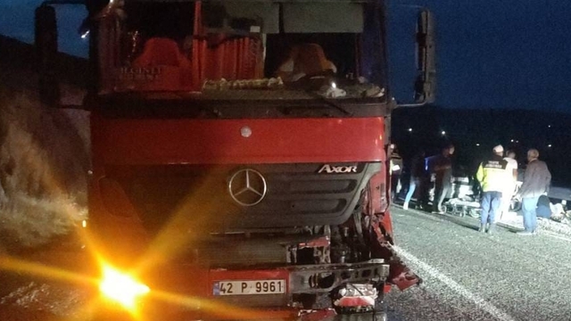 Afyonkarahisar'da tır ile otomobilin çarpıştığı kazada 4 kişi yaralandı