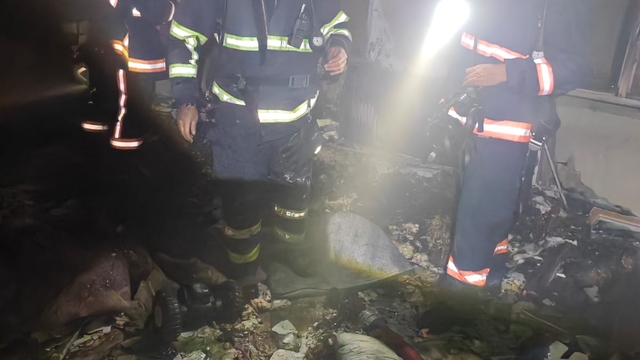 Mardin'de 8 katlı apartmanda yangın; 2 kişi dumandan etkilendi