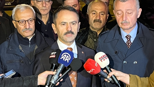 Gebze'de yıkılan binanın yakınındaki 12 bina mühürlendi; 45 aile tahliye edildi (4)