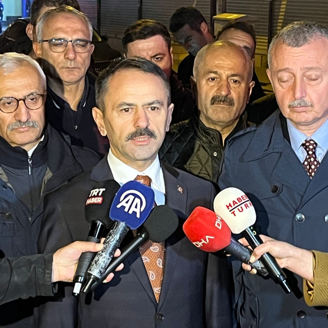 Gebze'de yıkılan binanın yakınındaki 12 bina mühürlendi; 45 aile tahliye ed...