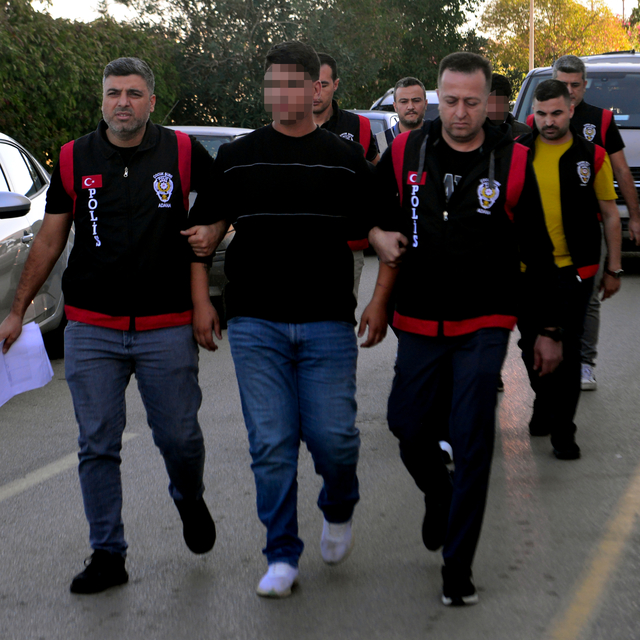 Parkta lise öğrencilerini dövüp, bıçaklayan 6 şüpheli yakalandı; 1 tutuklam...