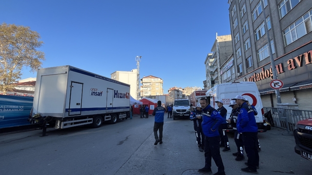 Kocaeli'de yıkılan binanın yakınındaki binalar tahliye edildi; ekipler inceleme başlattı