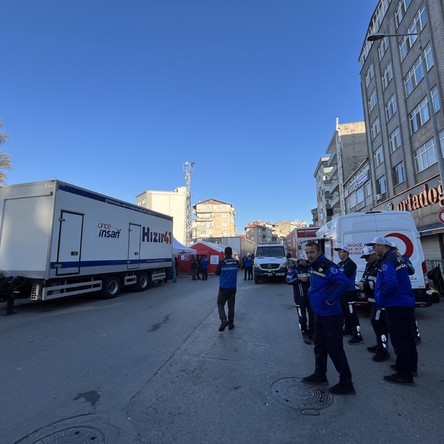 Kocaeli'de yıkılan binanın yakınındaki binalar tahliye edildi; ekipler ince...