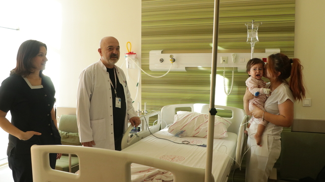 15 aylık bebeğin yemek borusuna kaçan pil ve lego parçası, 3 saatlik operasyonla çıkarıldı