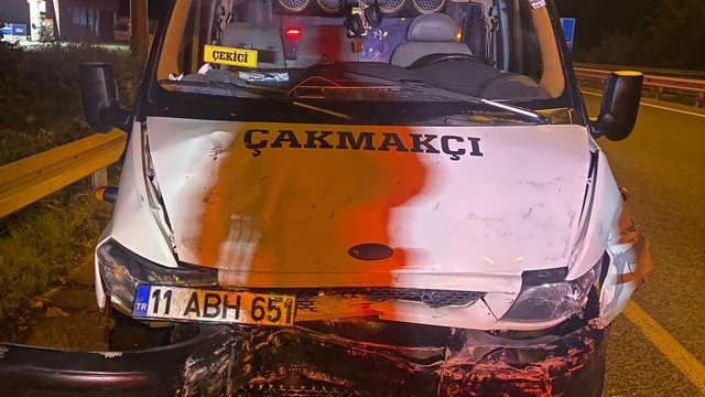 Çekici, hafif ticari araca çarptı; 1 ölü, 4 yaralı