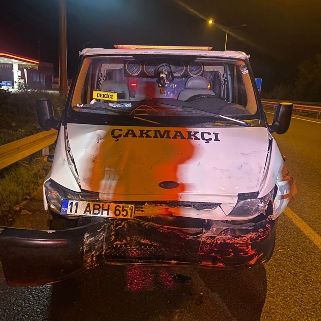 Çekici, hafif ticari araca çarptı; 1 ölü, 4 yaralı