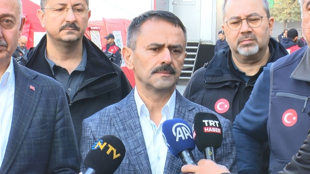 Kocaeli'de yıkılan binanın yakınındaki binalar tahliye edildi; ekipler inceleme başlattı (2)