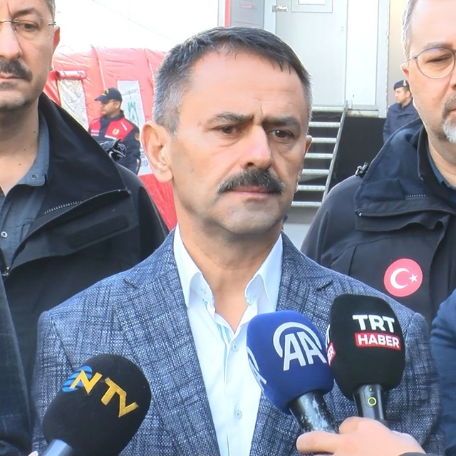 Kocaeli'de yıkılan binanın yakınındaki binalar tahliye edildi; ekipler ince...