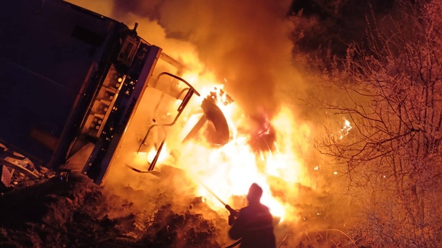 Otoyolda alkollü içecek yüklü TIR yandı