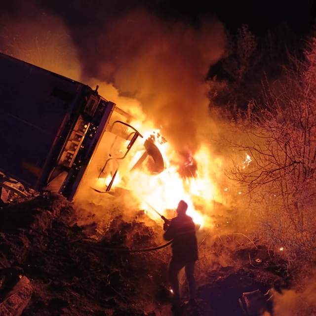 Otoyolda alkollü içecek yüklü TIR yandı