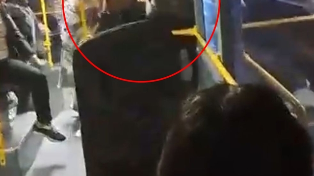 Otobüste, kadınların 'yer kavgası' kamerada