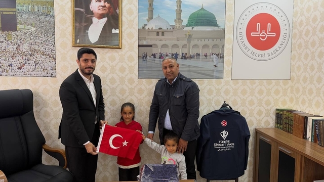 Şanlıurfa'da kız kardeşlerin bayrak sevgisi yürekleri ısıttı