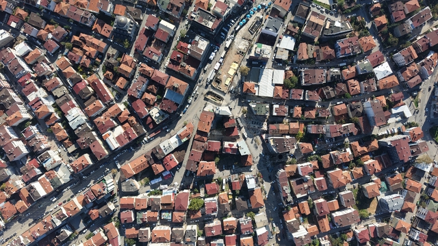 Kocaeli'de yıkılan binanın yakınındaki binalar tahliye edildi; ekipler inceleme başlattı (3)