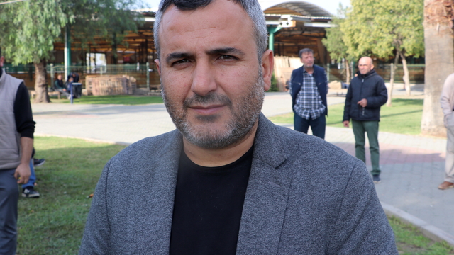 İzmir'de pazarcılar Bostanlı'da açılması planlanan tekstil fuarına karşı nöbet tutuyor