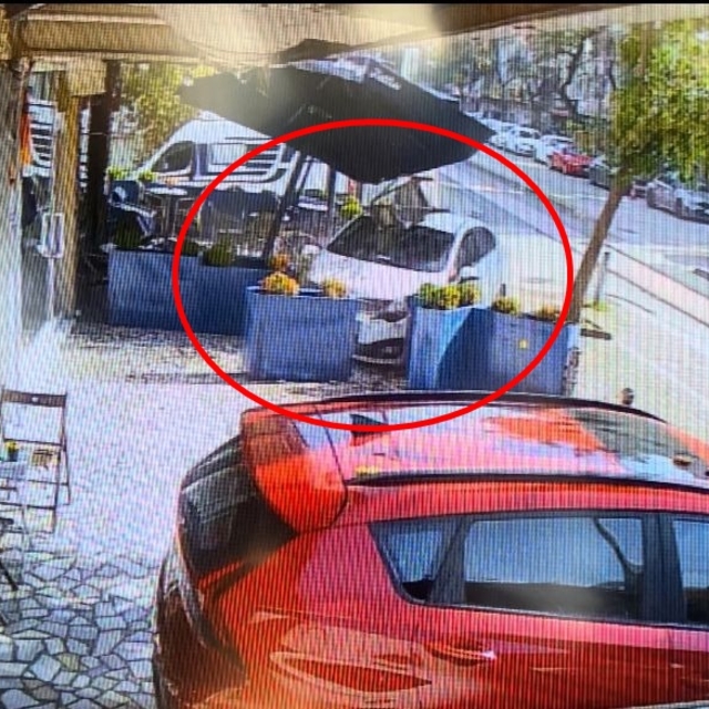 Cipe çarpmamak için manevra yaptığı otomobiliyle pastaneye giren sürücü yar...