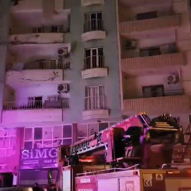 Çakmakla oynarken yangına neden oldular; 2 kişi dumandan etkilendi