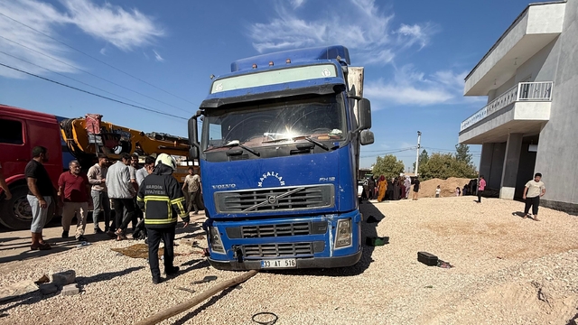 Lastiğini değiştirdiği TIR'ın altında kalan şoför ağır yaralandı