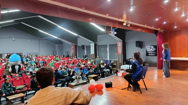 Yeşilay gönüllüleri, Erzurum'da öğrencilerle buluşarak farkındalık çalışmaları yaptı