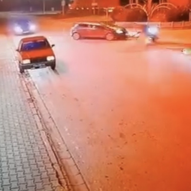 Otomobille çarpışan motosikletin sürücüsünün yaralandığı kaza kamerada