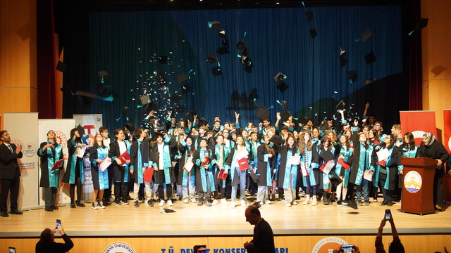 Edirne'de Deneyap Türkiye Teknoloji Atölyesinden mezun olan öğrenciler kep attı