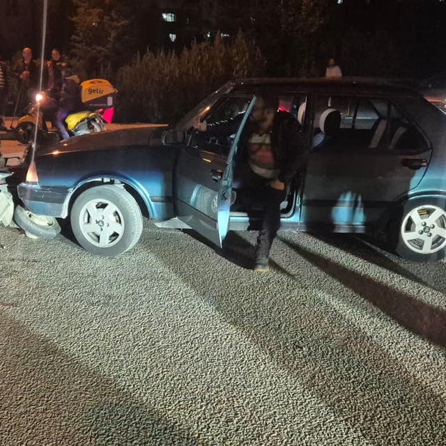 Eskişehir'de otomobille çarpışan motosikletli kurye yaralandı