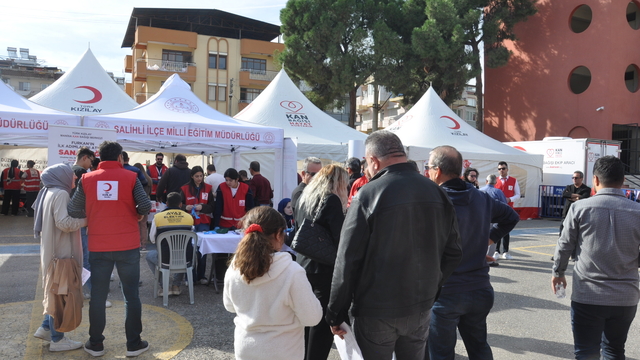 Salihli'de 2 bin 413 ünite kan bağışı