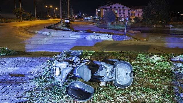 Muğla'da bariyerlere çarpan motosikletin sürücüsü öldü