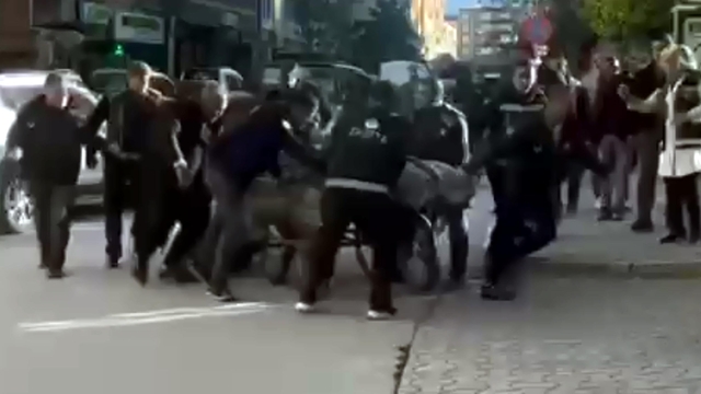 Seyyar satıcının, arabasını zabıtaya vermemek için direndiği anlar kamerada