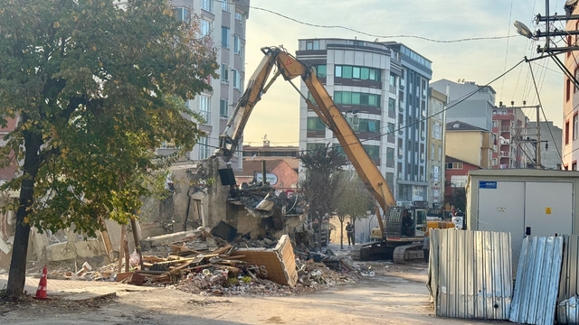 Kocaeli'de çöken binanın enkazını kaldırma çalışmaları başladı