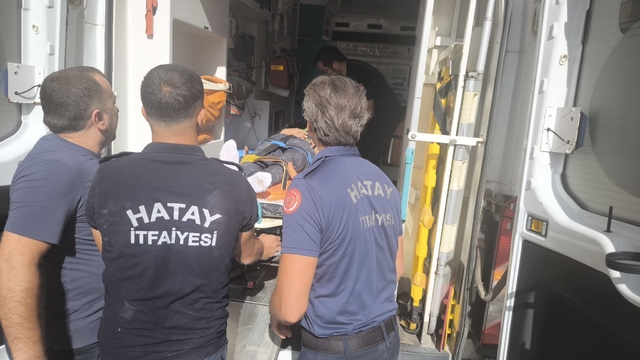 Hatay'da ayağı asansör makarasına sıkışan işçiyi itfaiye kurtardı