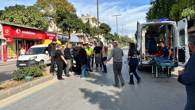 Mersin'de hafif ticari araca çarpan motosikletin sürücüsü yaralandı