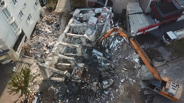 Kocaeli'de yıkılan binanın yakınındaki binalar tahliye edildi; ekipler inceleme başlattı (4)