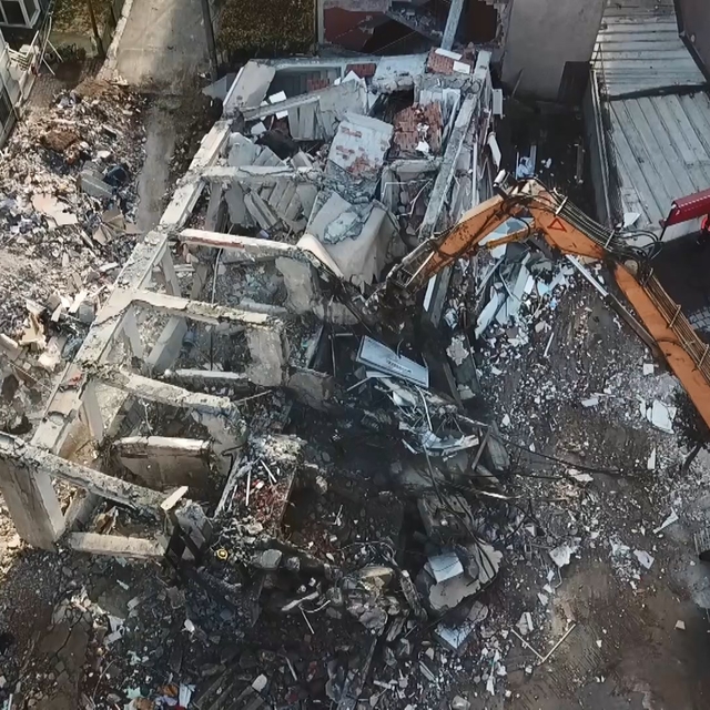 Kocaeli'de yıkılan binanın yakınındaki binalar tahliye edildi; ekipler ince...