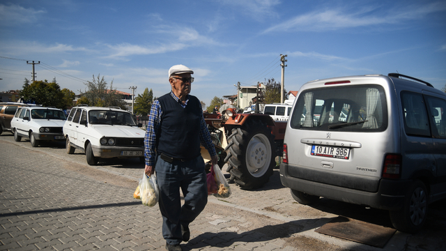Depremin yaşandığı Sındırgı'da vatandaşlar günlük yaşama dönmeye çalışıyor