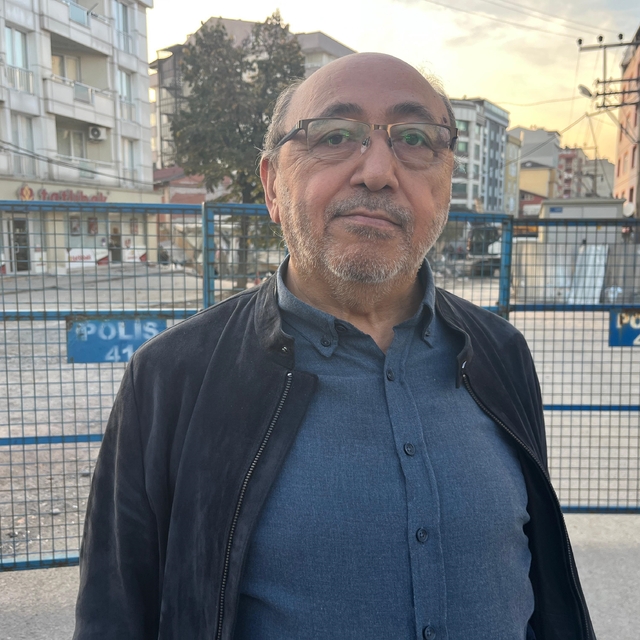 Kocaeli'de yıkılan binanın yakınındaki binalar tahliye edildi; ekipler ince...