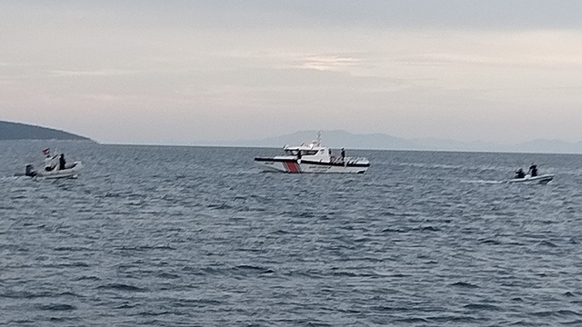 Bodrum'da kayalıklara çarpan lastik bottaki 4 kişi yaralandı