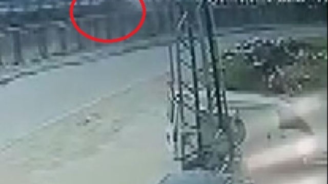 Hafif ticari aracın sulama kanalına düştüğü kaza kamerada